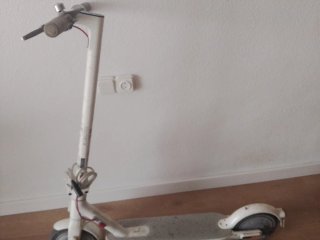 Patinete eléctrico blanco