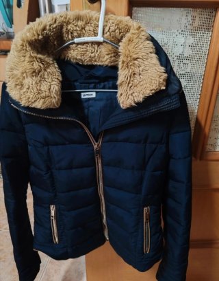 Chaquetón azul Pimkie con cuello de pelo