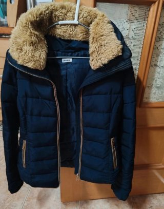 Chaquetón azul Pimkie con cuello de pelo