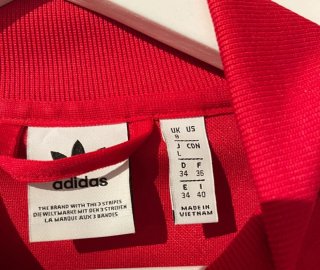 Chaqueta Adidas Roja con Logo Repetido
