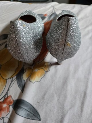 Zapatos de fiesta plateados brillantes