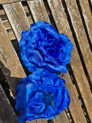 Rosa de raso azul