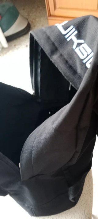 Mochila negra con cremalleras