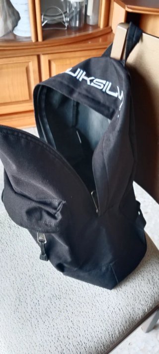 Mochila negra con cremalleras