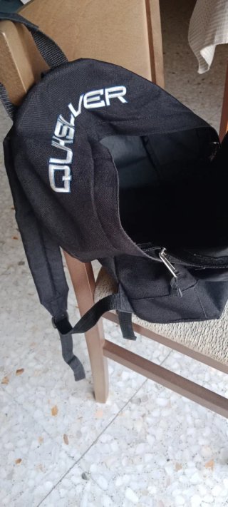 Mochila negra con cremalleras