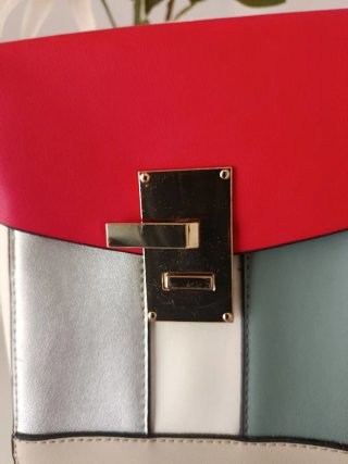 Bolso multicolor con cadena