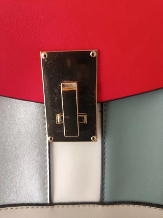 Bolso multicolor con cadena