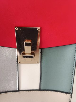 Bolso multicolor con cadena