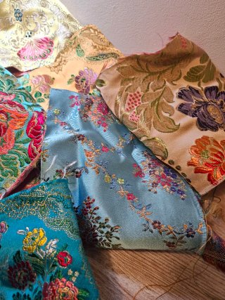 Lote retales bordados seda