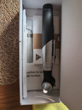 Otoscopio Heine en su caja