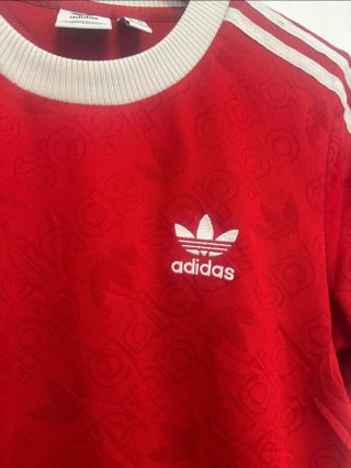 Camiseta Adidas Roja con Logo Trefoil