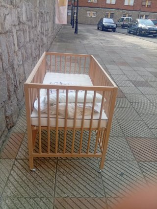 Cuna de madera para bebé
