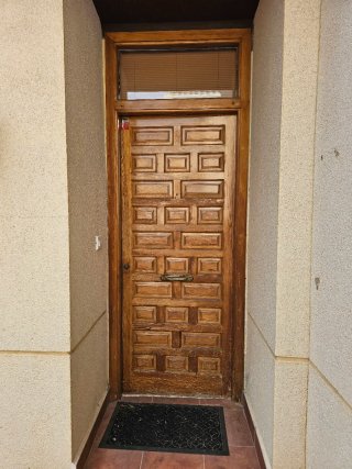 Puerta de entrada de madera