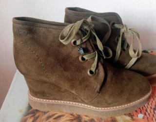 Botines Mustang cuña ante verde militar