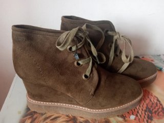 Botines Mustang cuña ante verde militar