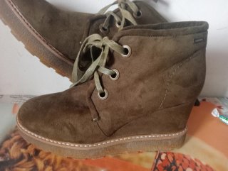Botines Mustang cuña ante verde militar