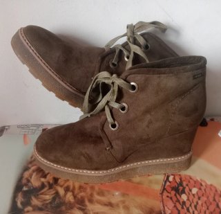 Botines Mustang cuña ante verde militar