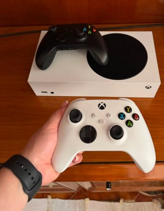 Xbox Series S + 2 controller (nero e bianco)