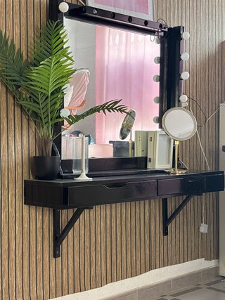 Tocador negro de pared