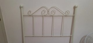 Cabecero de forja beige, cama de 90cm