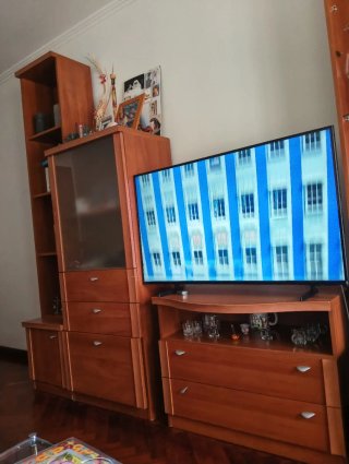 Mueble de salón con vitrina y TV