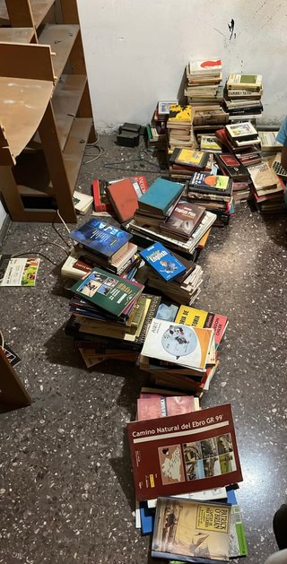 GRATIS LIBROS Y MUEBLES SANTS ESTACIÓ