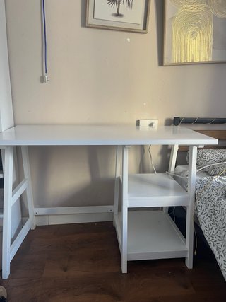 Escritorio blanco con estanterías