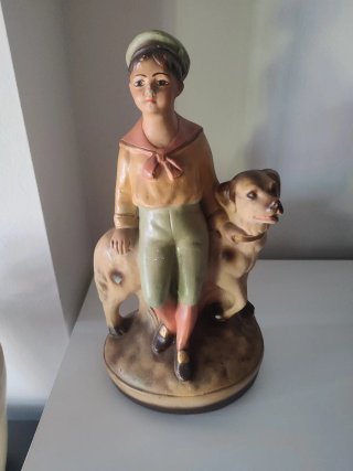 Figura antigua niño con perro