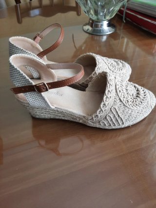 Sandalias Beige y Marrón