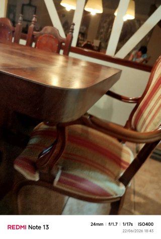 Mesa de comedor de madera