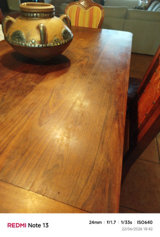 Mesa de comedor de madera