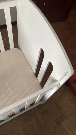 Cuna blanca con ruedas y diseño (micuna)