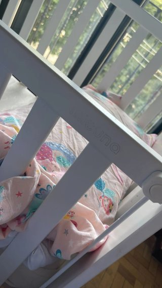 Cuna blanca con ruedas y diseño (micuna)