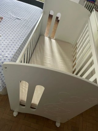Cuna blanca con ruedas y diseño (micuna)