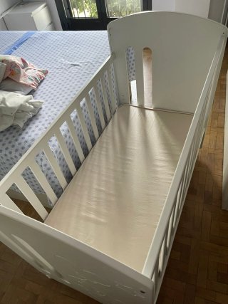 Cuna blanca con ruedas y diseño (micuna)