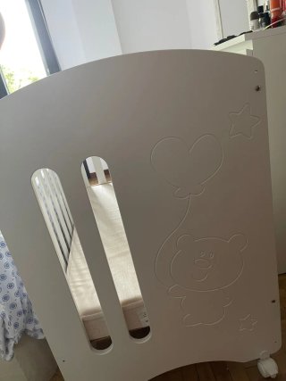 Cuna blanca con ruedas y diseño (micuna)