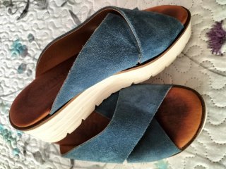 Sandalias azules y marrones de ante