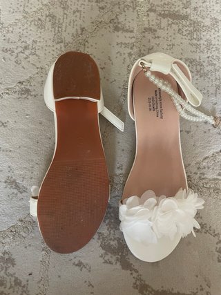Tacones blancos para niña con perlas