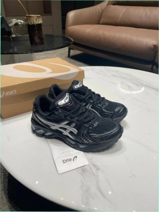 Asics Gel-Kayano 14 Talla 41.5 Malla Deportiva