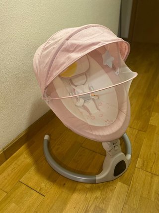Mecedora bebé rosa con capota y peluches