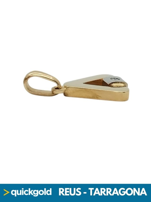 035-650 COLGANTE ORO DE 18K TRIANGULAR