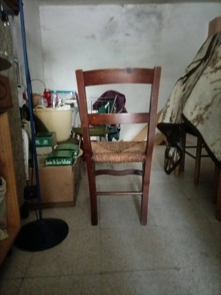 Juego de 4 sillas rústicas de madera y mimbre