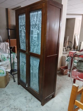 Mueble de madera con puertas de cristal