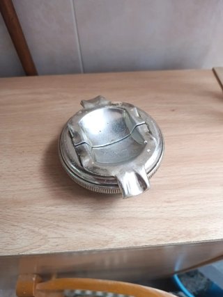 Cenicero antiguo de metal