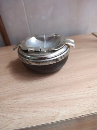 Cenicero antiguo de metal