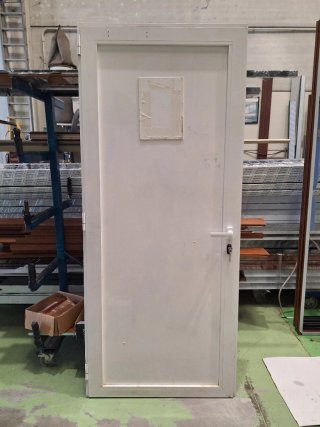 Puerta aluminio ciega panel sándwich blanca