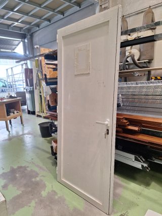 Puerta aluminio ciega panel sándwich blanca