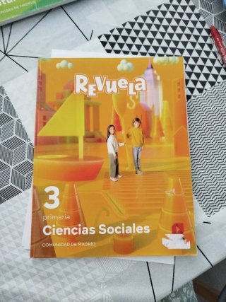Ciencias Sociales. 3 Primaria. Revuela. Comunid...