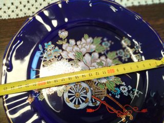 Plato decorativo azul con flores