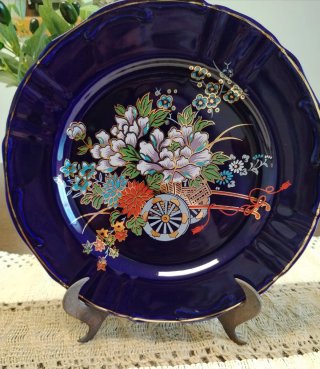 Plato decorativo azul con flores